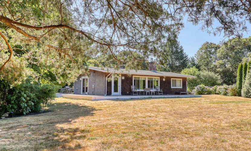 Coastal home with outdoor shower, grill, fireplace, central AC, & W/D