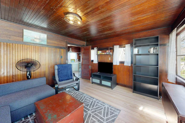Quintessential Martha's Vineyard cottage with yard/patio - walk to Inkwell Beach