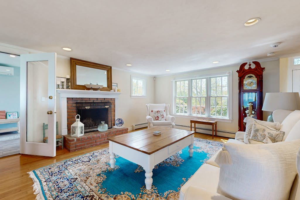 Oceanfront charmer with deck, pergola, grill, full kitchen, telescope, & W/D