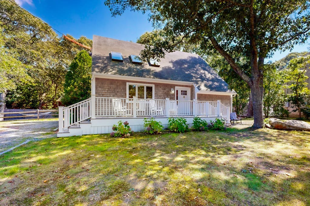 Charming Martha's Vineyard retreat close to beaches & downtown - large yard