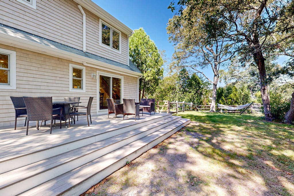 Charming Martha's Vineyard retreat close to beaches & downtown - large yard
