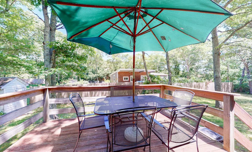 Cozy getaway in a central location w/ a full kitchen & furnished deck