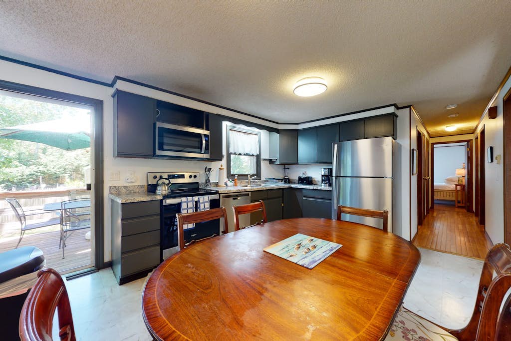 Cozy getaway in a central location w/ a full kitchen & furnished deck