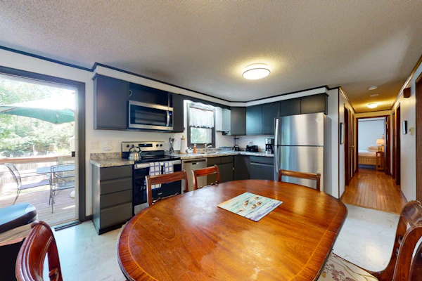 Cozy getaway in a central location w/ a full kitchen & furnished deck