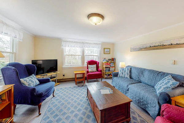 2nd floor Cottage, Oceanview, Deck, Shared Grill, & Outdoor Shower
