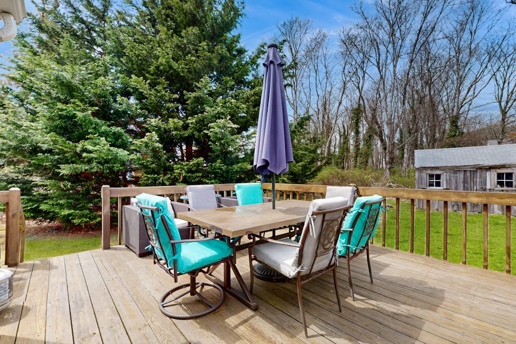 Skaket Beach escape: Corner-lot home with big yard - walk to Warm Bayside Shore