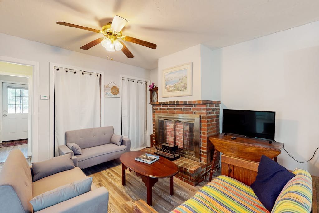 Second-floor home with Manomet Beach access, deck, firepit & outdoor space