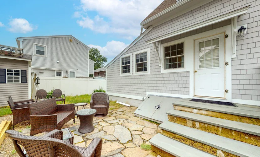 Classic dog-friendly home with private washer/dryer & outdoor shower