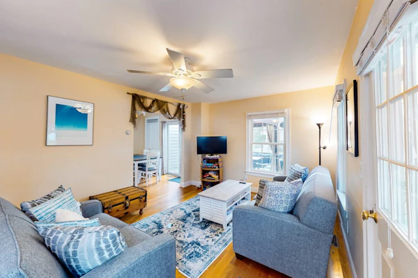 Classic dog-friendly home with private washer/dryer & outdoor shower