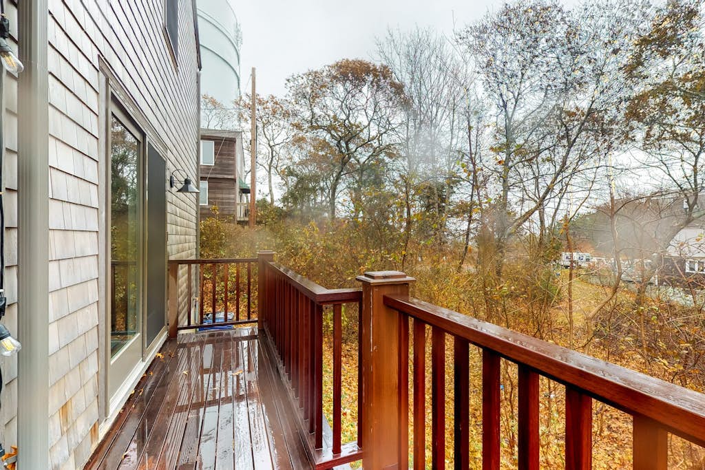 Town Hill Haven for Romantic Coastal Escape, shopping, dining, and entertainment