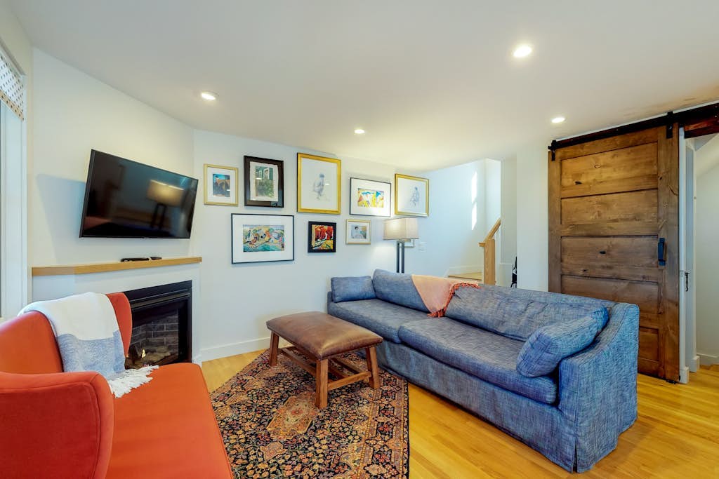 Town Hill Haven for Romantic Coastal Escape, shopping, dining, and entertainment