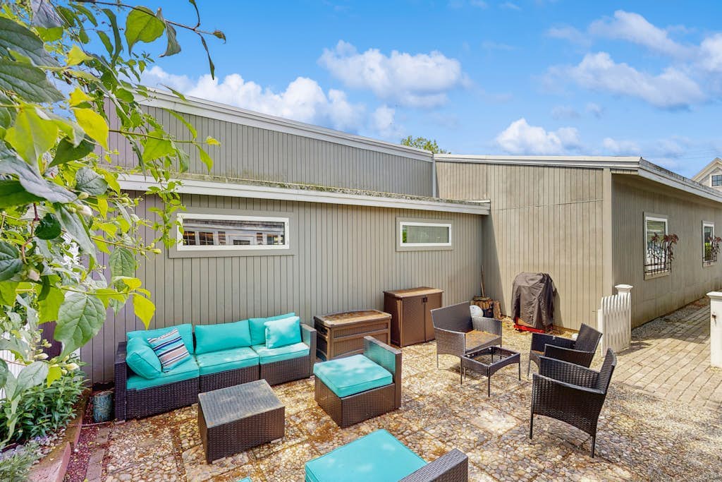 Charming condo with shared courtyard - walk to the beach and dining