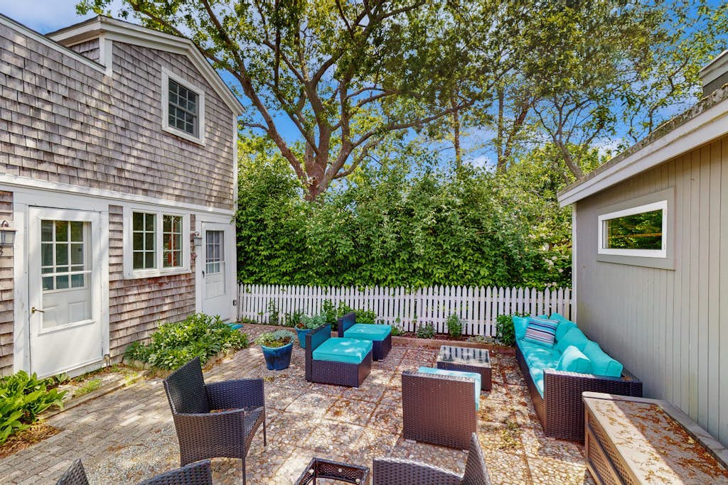 Charming condo with shared courtyard - walk to the beach and dining