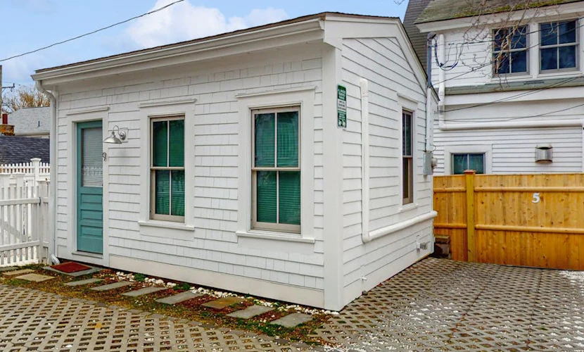 Cozy cottage in heart of downtown - walk to beach and Commercial St