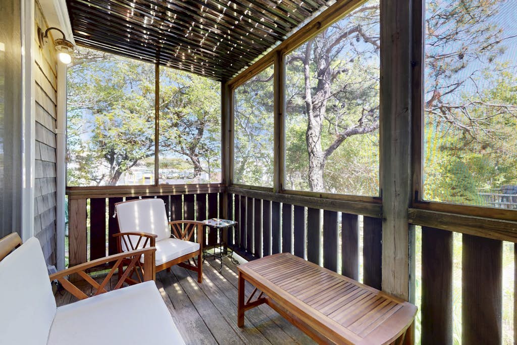 Cheerful condo with enclosed porch, next to Cape Cod Bay with beach access
