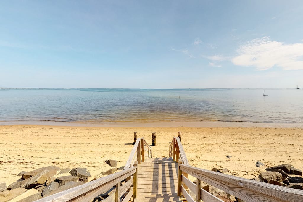 Colorful, family-friendly condo close to the ocean & renovated interior