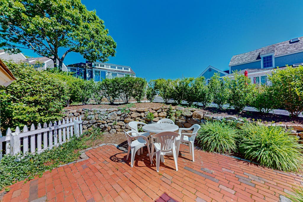 Charming Seaside Cottage Central to the Beach and New Seabury Resort Community