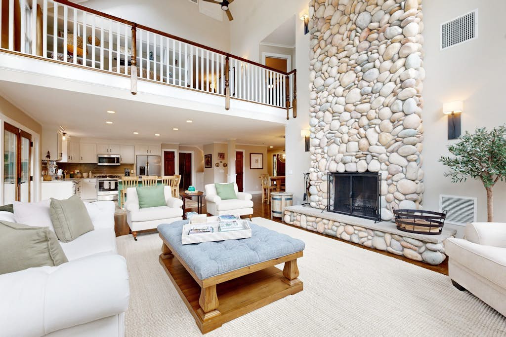Enchanting home with tennis, firepit, golf nearby & washer/dryer