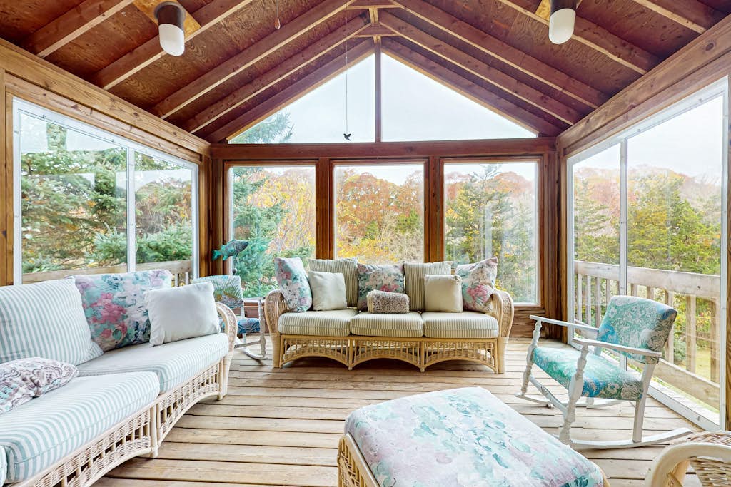 Cozy home close to the beach with deck, porch, W/D, & foosball table