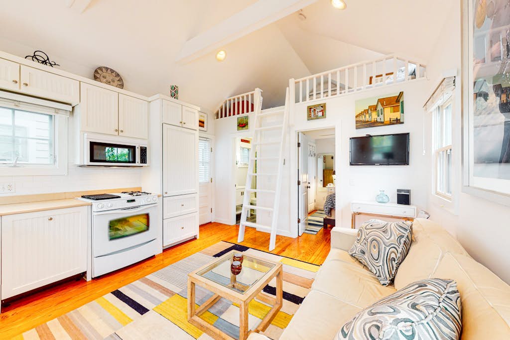 Cozy downtown cottage with outdoor areas & full kitchen - walk to beaches/dining
