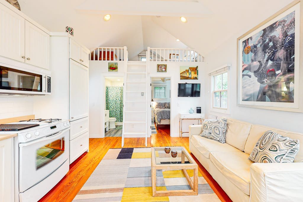 Cozy downtown cottage with outdoor areas & full kitchen - walk to beaches/dining