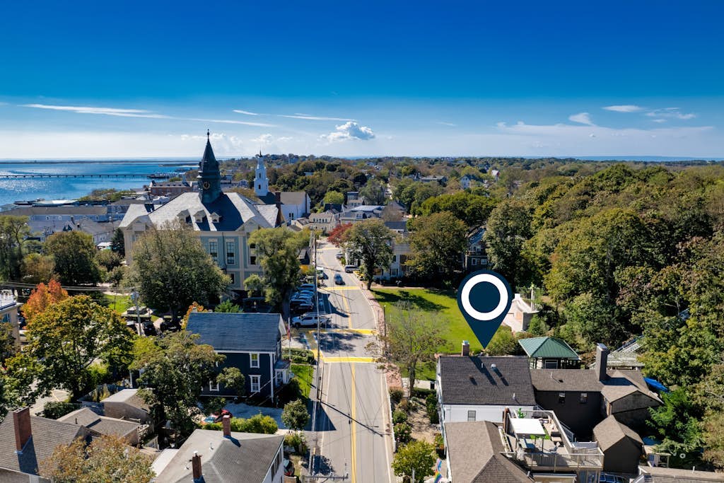 Gorgeously redesigned 1830 home in the heart of town - walk everywhere