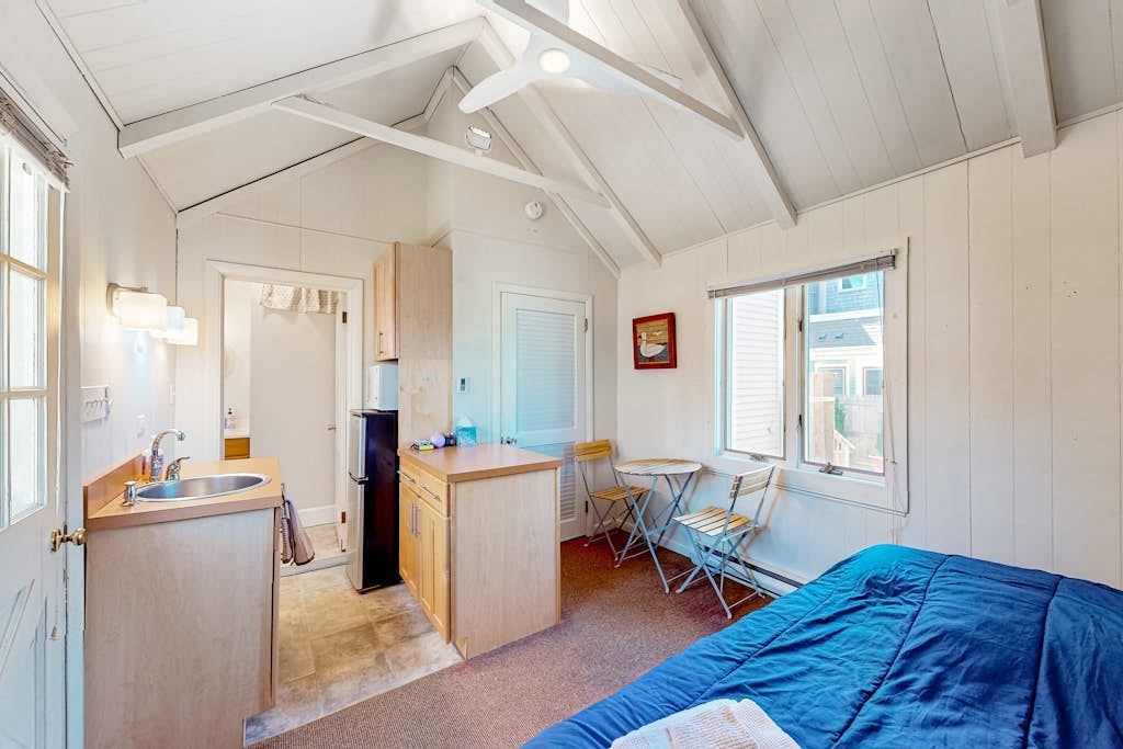 Charming, sunlit studio in the heart of town with fast WiFi