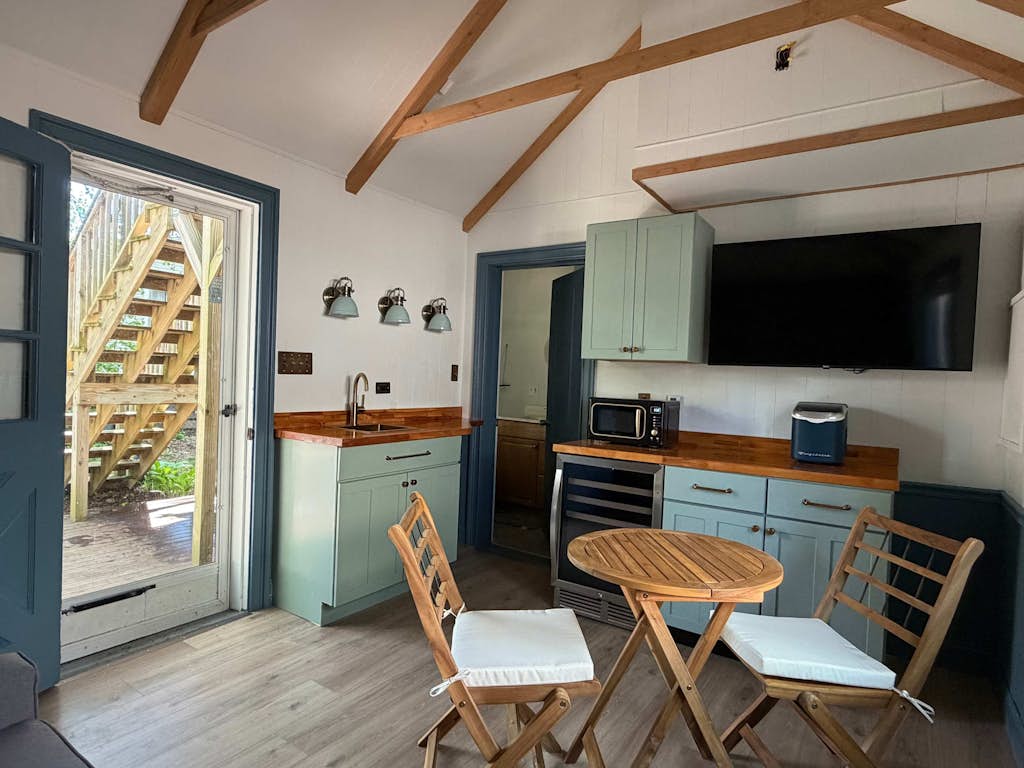 Charming, sunlit studio in the heart of town with fast WiFi