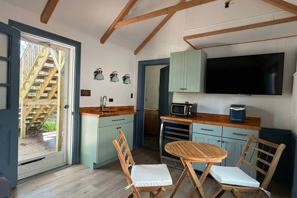 Charming, sunlit studio in the heart of town with fast WiFi