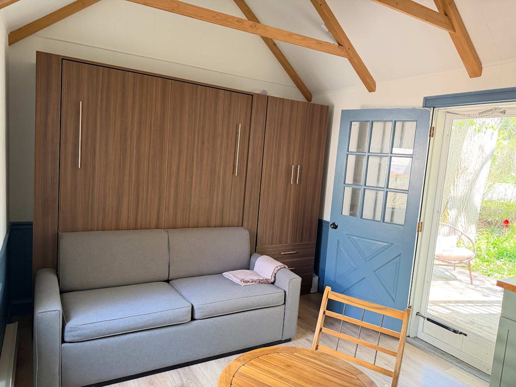 Charming, sunlit studio in the heart of town with fast WiFi