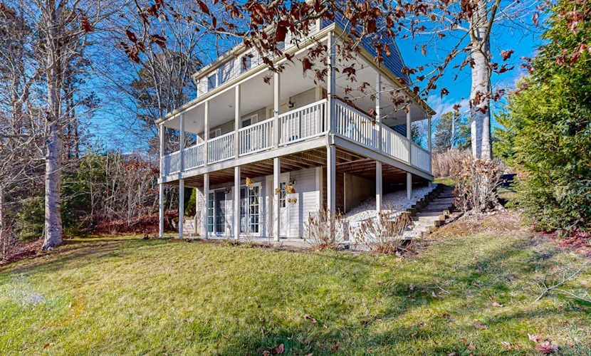 Spacious home close to Peters Pond Beach with porch, AC, W/D, & water view