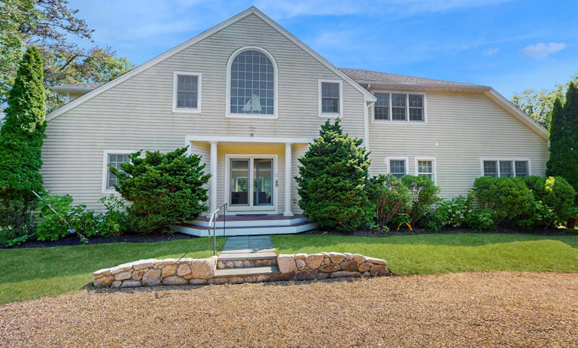 Private house with jetted tub, deck, grill, central AC and large yard