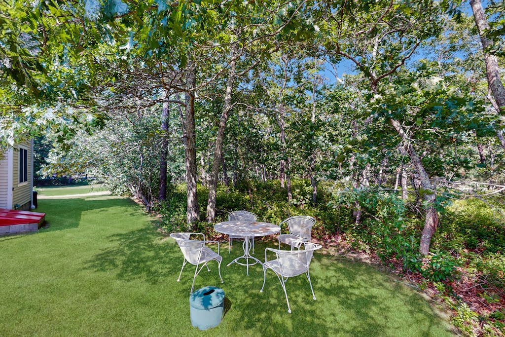 Private house with jetted tub, deck, grill, central AC and large yard