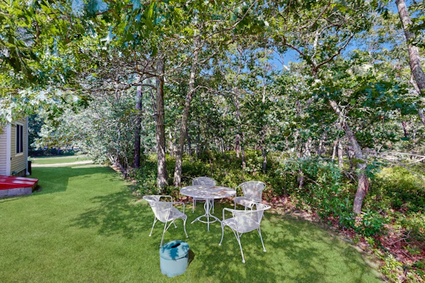 Private house with jetted tub, deck, grill, central AC and large yard