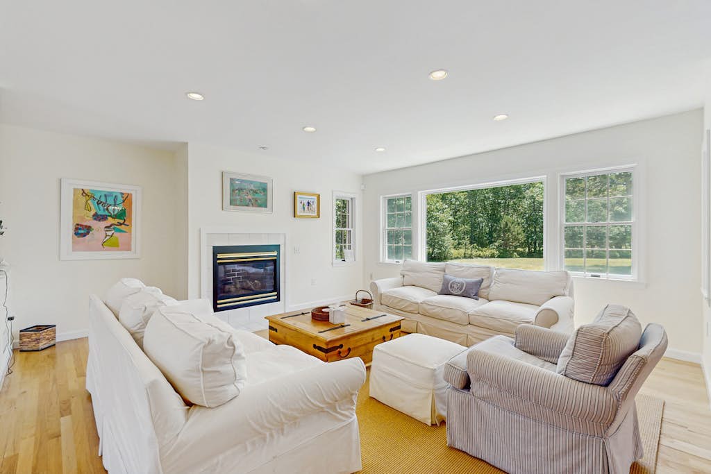 Private house with jetted tub, deck, grill, central AC and large yard