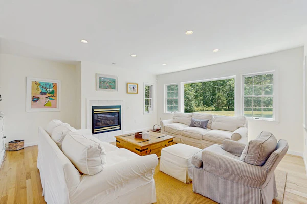 Private house with jetted tub, deck, grill, central AC and large yard