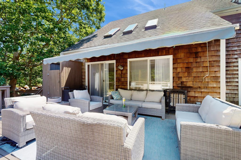 Serene private home w/ large deck & yard on conservation land