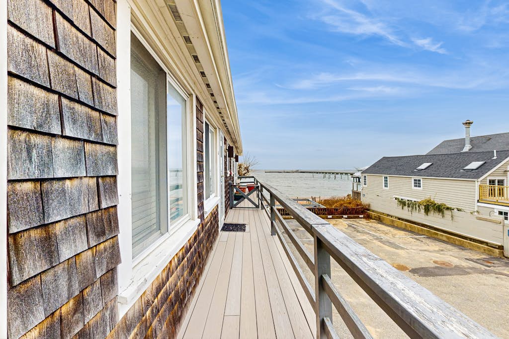 Gorgeous waterfront studio w/ beach access sitting on downtown Commercial Street