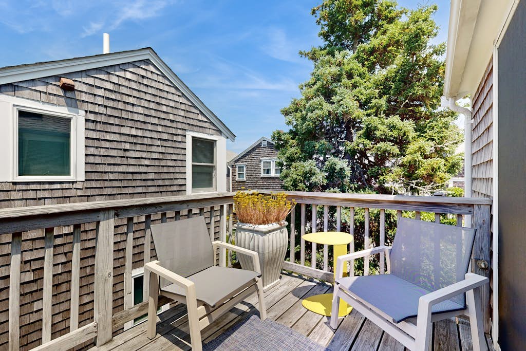 Pristine cottage with charming screened porch & balcony - steps to the Boatslip