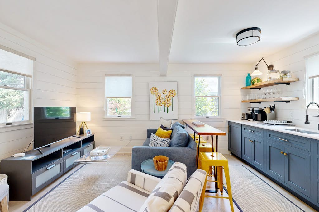 Pristine cottage with charming screened porch & balcony - steps to the Boatslip