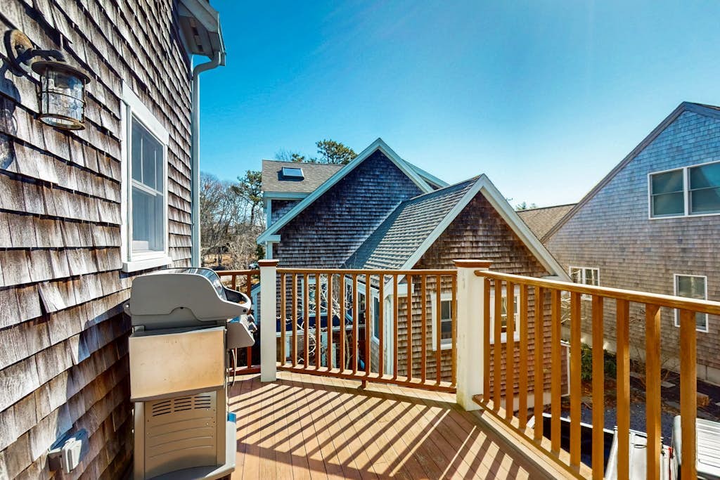 Charming condo with parking, washer/dryer, AC, and deck