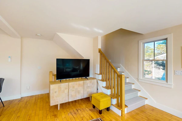 Charming condo with parking, washer/dryer, AC, and deck
