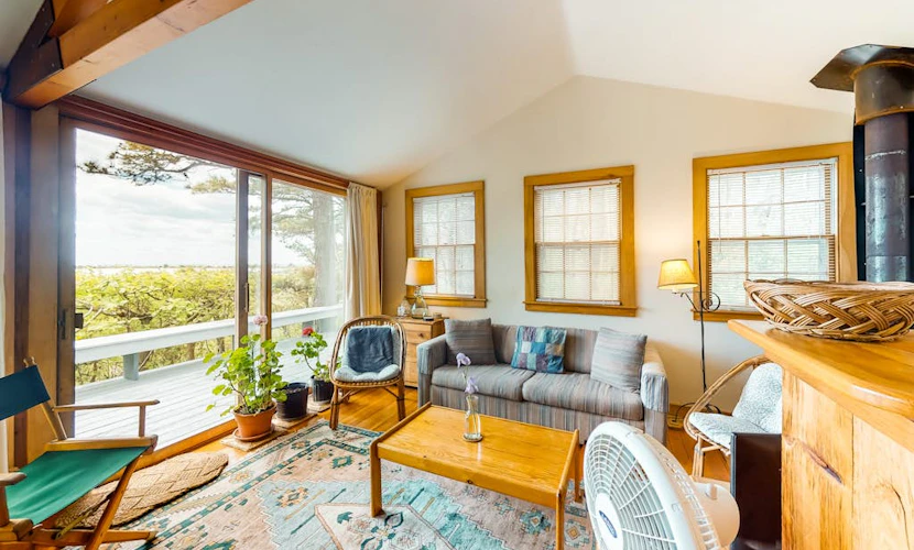 Private & quaint cabin-style home with wraparound porch - small dogs OK