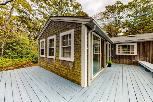 Private & quaint cabin-style home with wraparound porch - small dogs OK