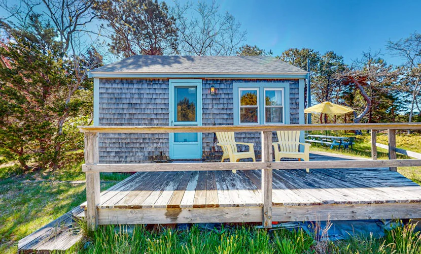 Charming, private cottage with a lovely deck - walk to bay beaches
