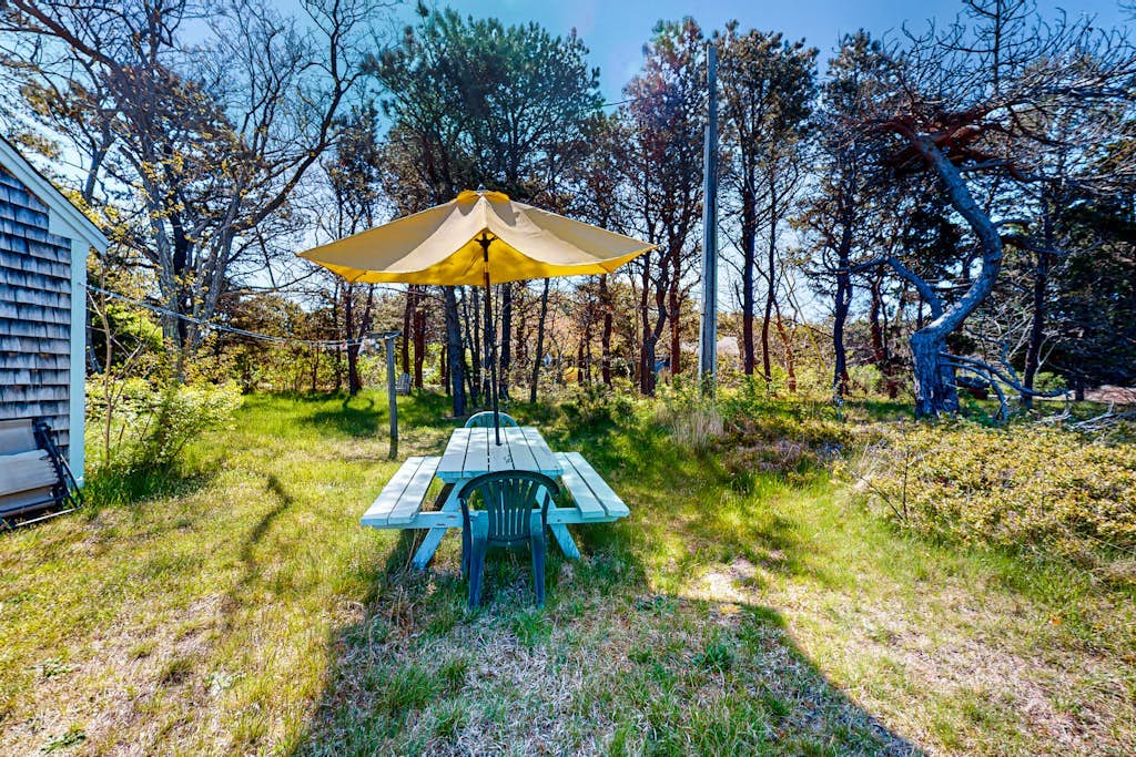 Charming, private cottage with a lovely deck - walk to bay beaches