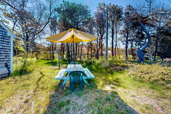 Charming, private cottage with a lovely deck - walk to bay beaches
