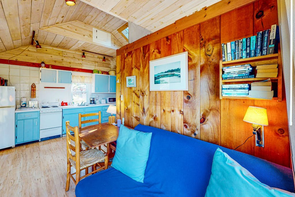 Charming, private cottage with a lovely deck - walk to bay beaches