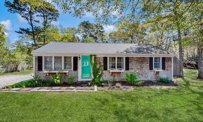 Peaceful Retreat: dog friendly, close to beaches & town; yard w/patio&firepit