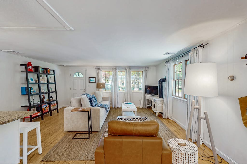 Peaceful Retreat: dog friendly, close to beaches & town; yard w/patio&firepit